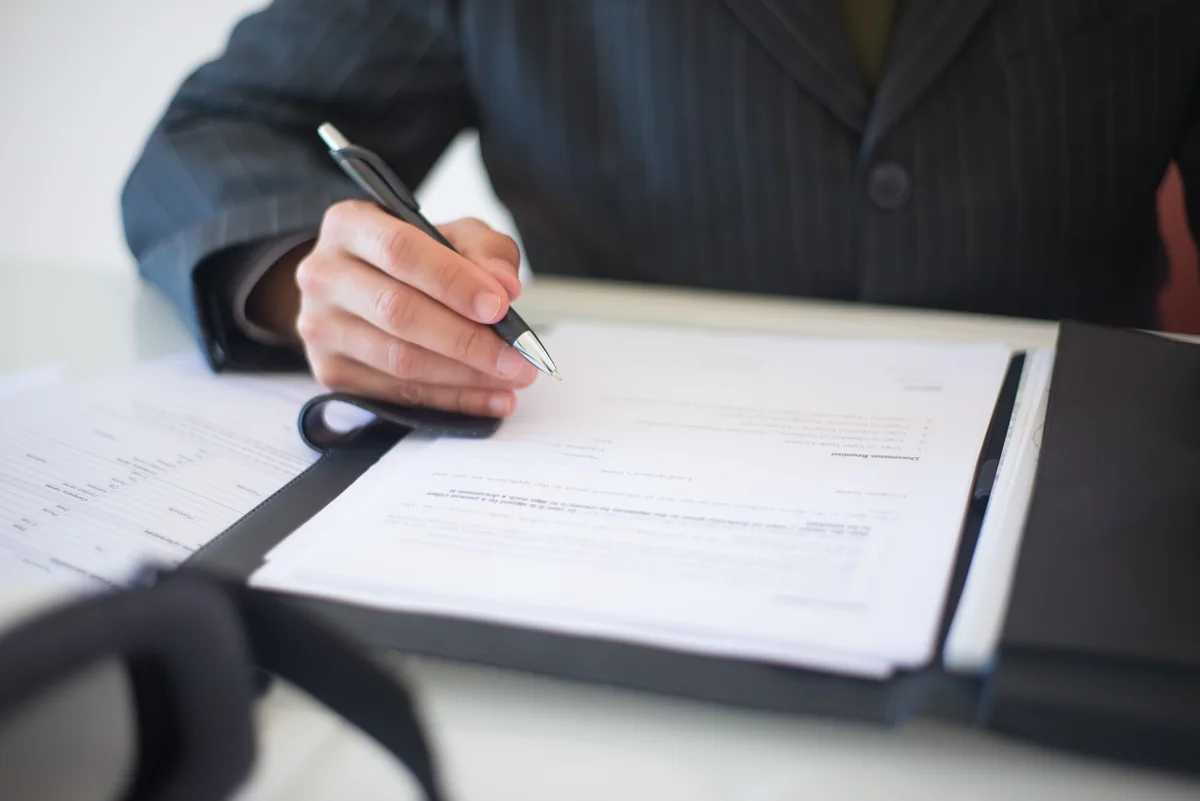 Ondertekening en beoordeling van zakelijke contracten