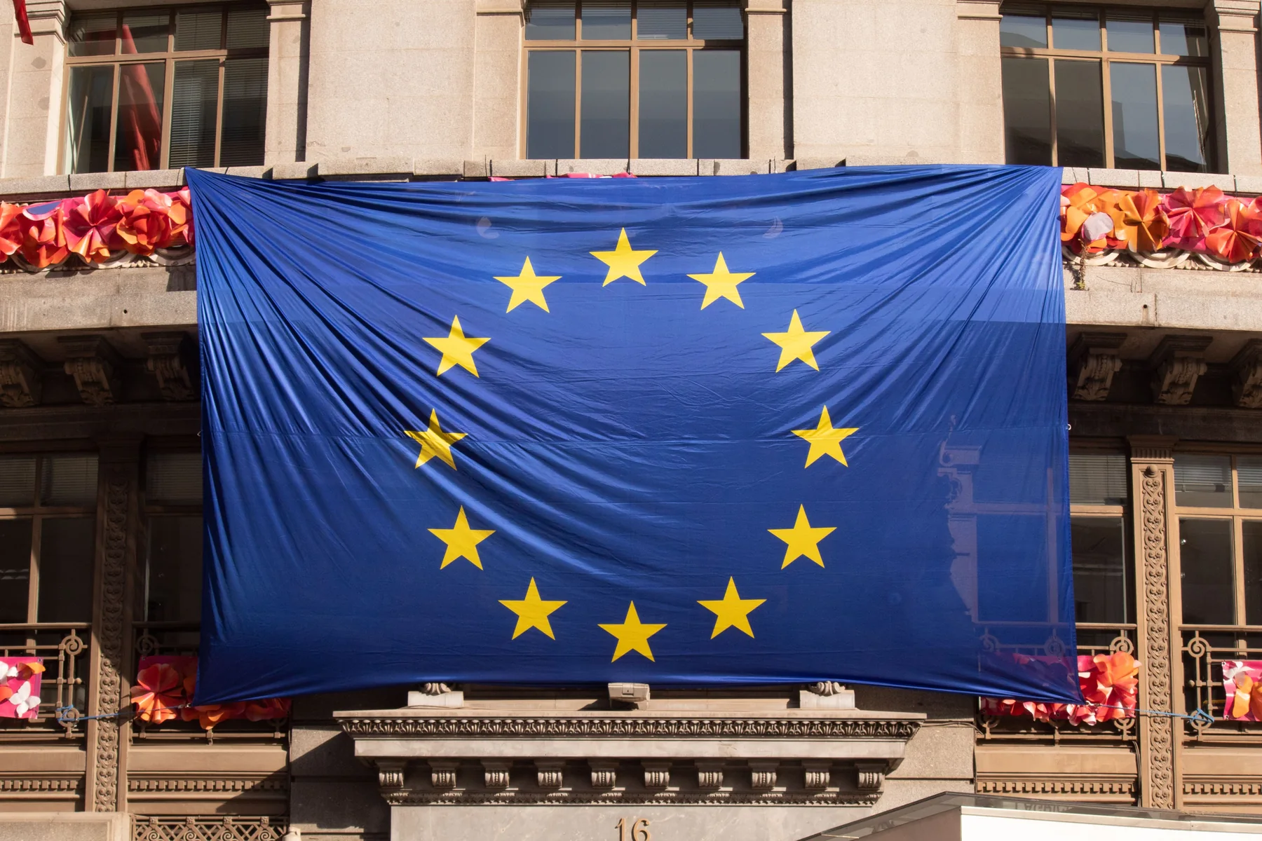 Vlag van de Europese Unie bij een Europees overheidsgebouw