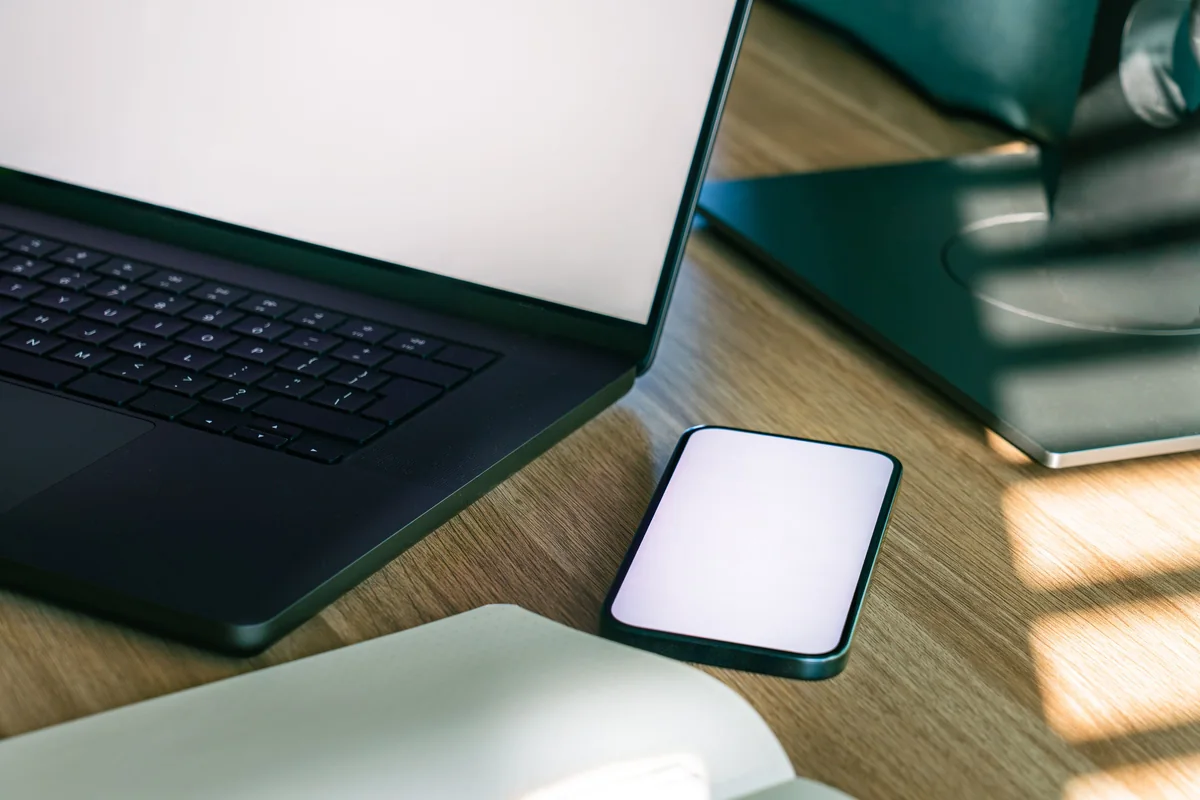Werkplek met digitale systemen en technische documentatie